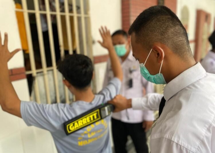 Pengamanan Maksimal, Razia Blok Kamar Hunian Perkuat Keamanan Lapas Mojokerto 1 WhatsApp Image 2026 01 22 at 14.21.00