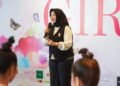 Miss Deiby saat jadi trainer Public Speaking dalam ajang Indonesia's Girl