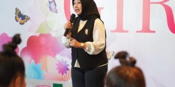 Miss Deiby saat jadi trainer Public Speaking dalam ajang Indonesia's Girl