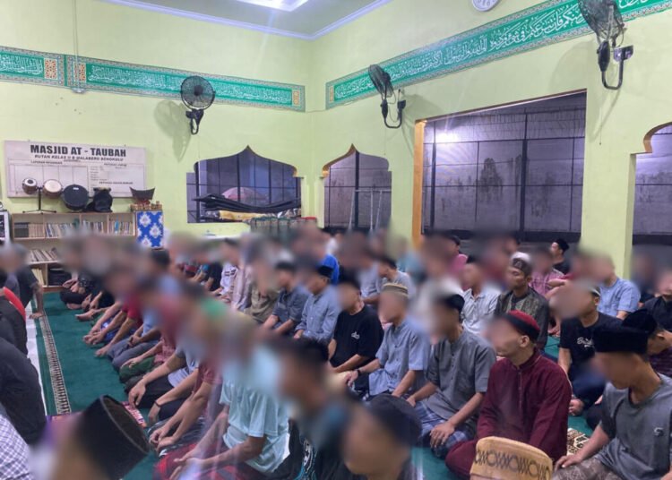 Ramadhan Penuh Harapan, WBP Rutan Bengkulu Khusyuk Jalani Sholat Tarawih Perdana 1 8912d606 c0af 49bf a715 1cd41d8842cf