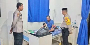 Jenguk Warga Sakit, Polisi Barru Pererat Silaturahmi