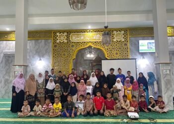 Belajar Makna Ramadhan Lewat Film dan Cerita, Anak-Anak Sekitar Masjid Nurul Iman Disemai Nilai Kebaikan Bersama IMC FISIP UNIB 1 IMG 3402