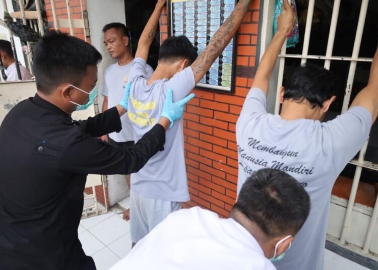 Razia Berlanjut, Lapas Mojokerto Tegaskan Komitmen Perkuat Keamanan 1 WhatsApp Image 2026 02 12 at 14.40.49 1