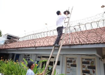 Pastikan Keamanan Tetap Terjaga, Lapas Mojokerto Rutinkan Pengecekan Lampu Berkala 1 WhatsApp Image 2026 02 25 at 12.29.14