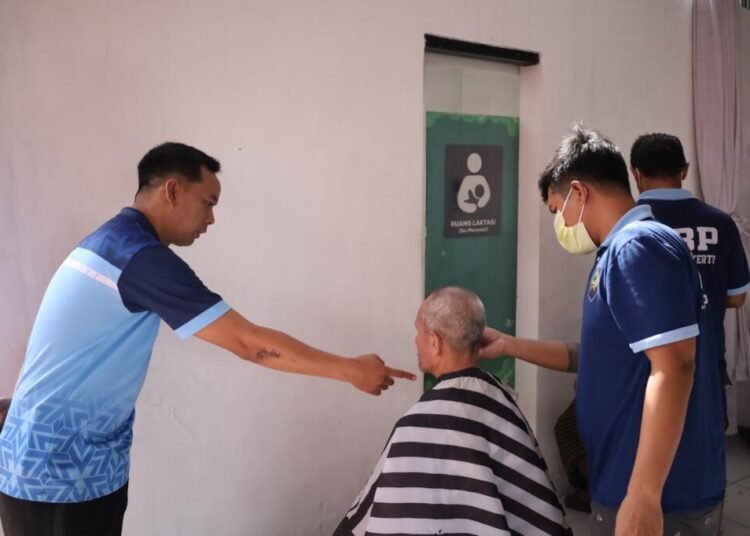 Jumat Berkah Potong Rambut Gratis, Warga Binaan Lapas Mojokerto Tampil Rapi dan Percaya Diri 1 WhatsApp Image 2026 02 27 at 10.04.09