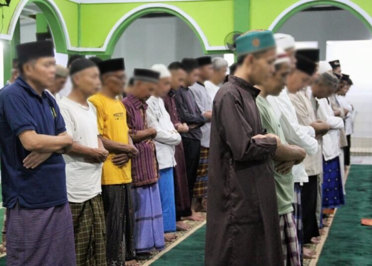 Doa di Balik Jeruji: Warga Binaan Lapas Bengkulu Khusyuk Tarawih 1 Lapas Bengkulu, Warga Binaan, Tarawih Ramadan, Pembinaan Rohani, Pemasyarakatan, Masjid An Nur, Kegiatan Keagamaan