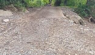 Akses Jalan Menuju Wisata Batu Malloppie Barru Dibenahi, Warga Turunkan Alat Berat