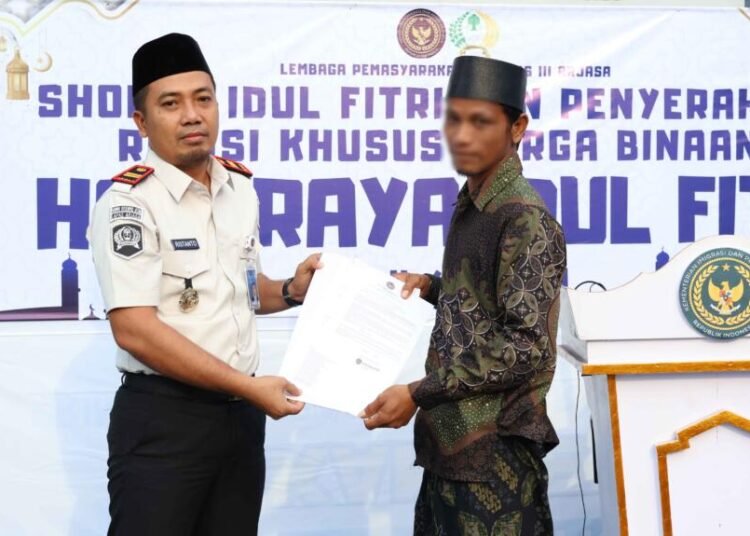 Shalat Idul Fitri dan Penyerahan Remisi Khusus di Lapas Arjasa Berlangsung dengan Penuh Makna 1 IMG 0552 5 1 11zon