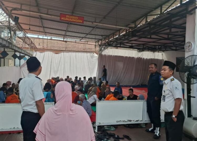 Pelayanan Prima, Kunjungan Hari Kedua di Lapas Mojokerto Berjalan Kondusif 1 WhatsApp Image 2026 03 22 at 18.22.08