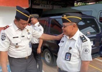 Tegakkan Disiplin, Kepala Lapas Mojokerto Pimpin Apel Pagi dan Lakukan Pengecekan Kerapian Pegawai 7 WhatsApp Image 2026 03 31 at 13.53.26