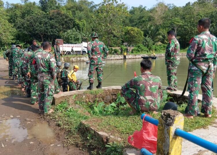 Anggota Kodim 0601/Pandeglang Melaksanakan Kegiatan Penyebrangan Basah di Situ Cukangsadang Pagelaran
