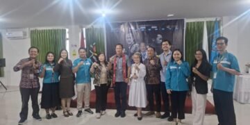 Dosen dan Tendik AKUB foto bersama Daud Yordan