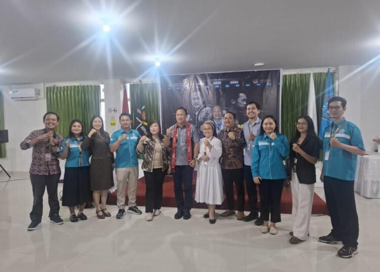 Dosen dan Tendik AKUB foto bersama Daud Yordan