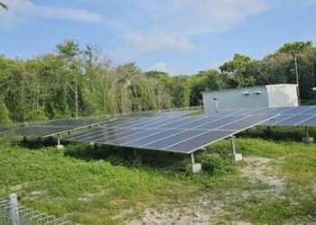 Melintasi Ombak Demi Listrik, Perjuangan Terangi Kepulauan Madura