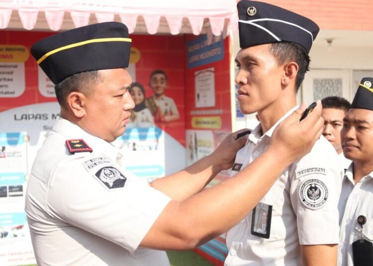 Apresiasi Kinerja, Kepala Lapas Mojokerto Sematkan Kenaikan Pangkat 31 Pegawai Dalam Apel Pagi 5 WhatsApp Image 2026 04 06 at 11.55.50
