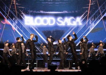 Anggota grup ENHYPEN tampil di atas panggung saat konser tur dunia Blood Saga di KSPO Dome, Seoul
