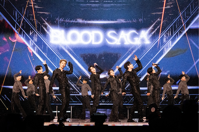 Anggota grup ENHYPEN tampil di atas panggung saat konser tur dunia Blood Saga di KSPO Dome, Seoul