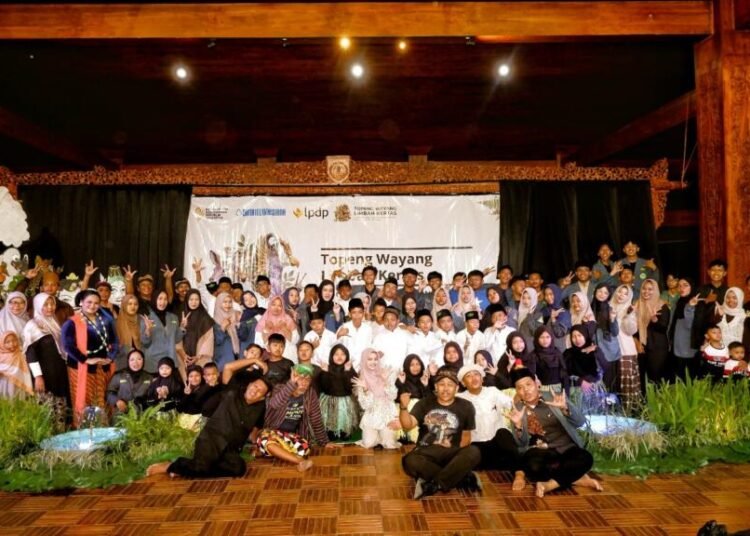 Pementasan Perdana "Topeng Wayang Limbah Kertas", Sinergi Seni Inklusif dan Edukasi Lingkungan Sukses Digelar di Taman Budaya Sukoharjo 5 Foto Publikasi