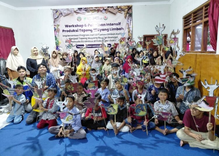Harmoni Ekologi dan Inklusi, BPDLH Kemenhut RI dan Yayasan Kiblat Sukses Gelar Produksi Massal Topeng Wayang Limbah Kertas di Sukoharjo 5 IMG 20260530 WA0007