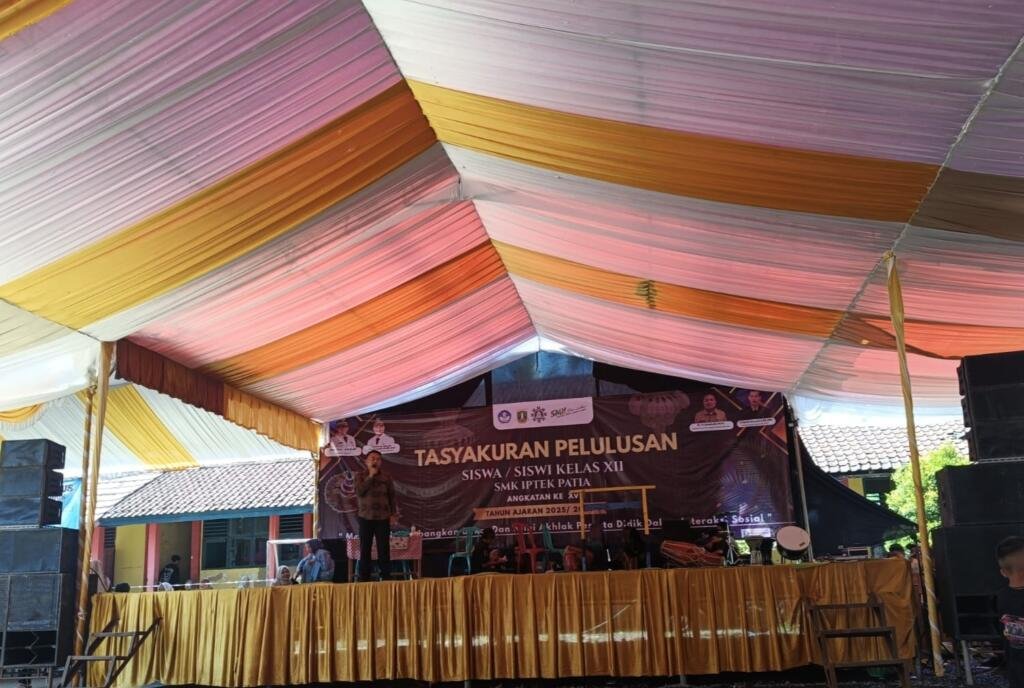 Camat Kecamatan Patia Kabupaten Pandeglang Endan Permana, S.Sos. saat memberikan sambutan di acara Tasyakuran kelulusan Siswa siswi SMK Iptek Patia 