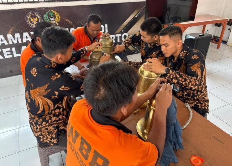 Rawat Fasilitas Penunjang, Lapas Mojokerto Bersihkan Lonceng Secara Rutin dan Berkala 5 WhatsApp Image 2026 05 10 at 08.52.57