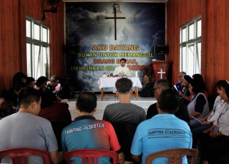 Pembinaan Rohani Lapas Bengkulu, Warga Binaan Nasrani Khusyuk Beribadah 5 Lapas Bengkulu, Warga Binaan Nasrani, Gereja Getsmany, Pembinaan Kerohanian, Ibadah WBP, Misa Ekaristi, Doa Rosario, Pemasyarakatan, Kanwil Kemenag Bengkulu, WKRI, Lapas Kelas IIA Bengkulu, Pembinaan Keagamaan, Kementerian Imigrasi dan Pemasyarakatan, Berita Lapas Bengkulu