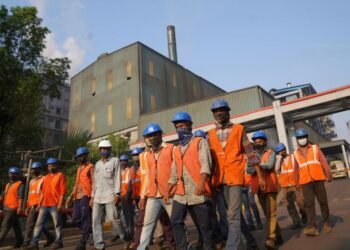 Dari 366 ribu pekerja terserap per tahun, kini hanya 38 ribu. Badai PHK 2026 belum usai — siapa yang bertanggung jawab?