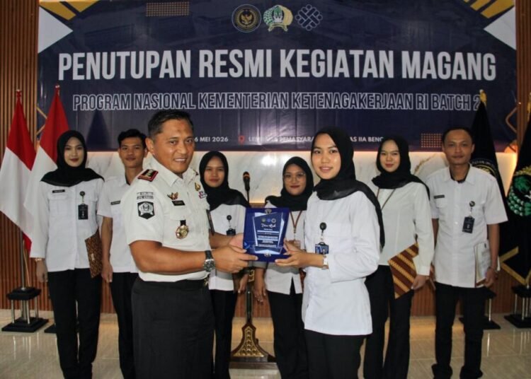 36 Peserta Magang Kemnaker RI Batch II Resmi Dilepas Lapas Bengkulu 5 Lapas Bengkulu, Kemnaker RI, Magang Kemnaker, Program Magang 2025, Peserta Magang, Kalapas Bengkulu, Julianto Budhi Prasetyono, Pemasyarakatan, Kegiatan Lapas, Sertifikat Magang, SDM Unggul, Pembinaan Generasi Muda, Program Nasional Kemnaker, Aula Lapas Bengkulu, Internship Program