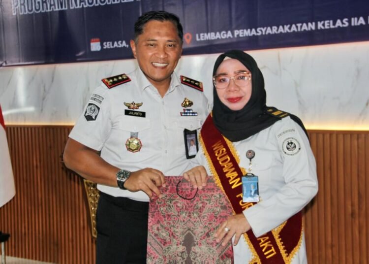 Misnawati Resmi Purnabakti, Lapas Bengkulu Berikan Penghormatan 5 Lapas Bengkulu, Purnabakti Pegawai, Misnawati, Giatja Lapas Bengkulu, Pelepasan Purnabakti, ASN Kemenimipas, Pemasyarakatan, Kegiatan Lapas Bengkulu, Julianto Budhi Prasetyono, Aula Lapas Bengkulu