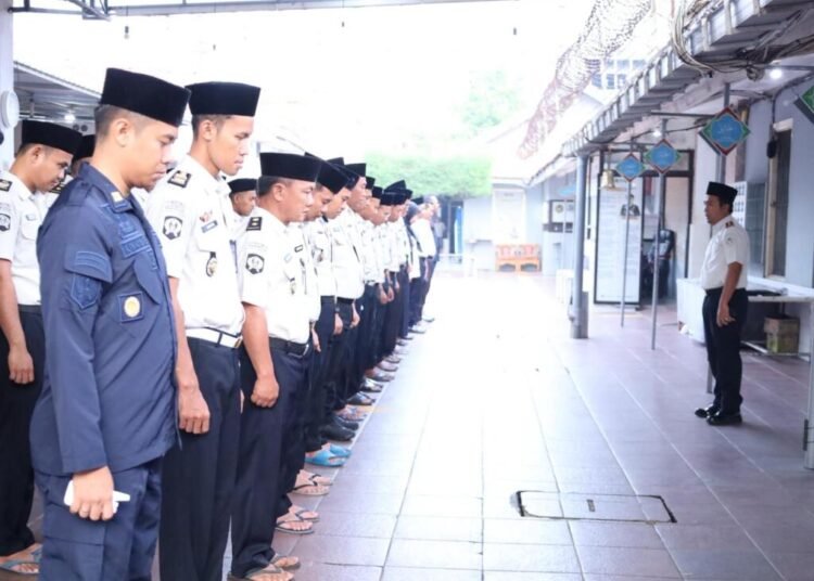 Pastikan Berjalan Tertib, Kepala Lapas Mojokerto Berikan Pengarahan Sebelum Pemotongan Hewan Qurban 5 WhatsApp Image 2026 05 27 at 08.06.08