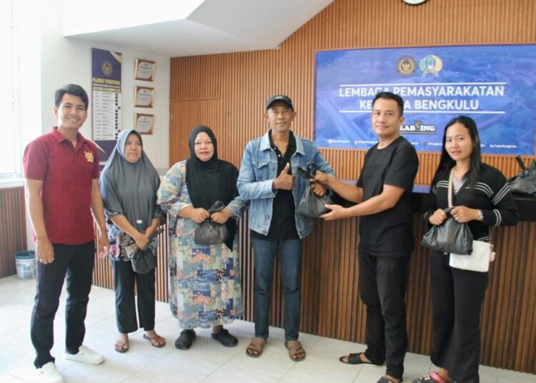 Dua Ekor Sapi Qurban Dipotong, Lapas Bengkulu Tebar Kepedulian di Hari Raya Iduladha 5 Lapas Bengkulu, Iduladha 1447 H, Qurban Lapas, Pemasyarakatan, Kemenimipas, Ditjenpas, Julianto Budhi Prasetyono, Pemkot Bengkulu, Hewan Qurban, Warga Binaan, Berbagi Qurban, Lapas Kelas IIA Bengkulu, Hari Raya Iduladha, ASN Pemasyarakatan, Bengkulu