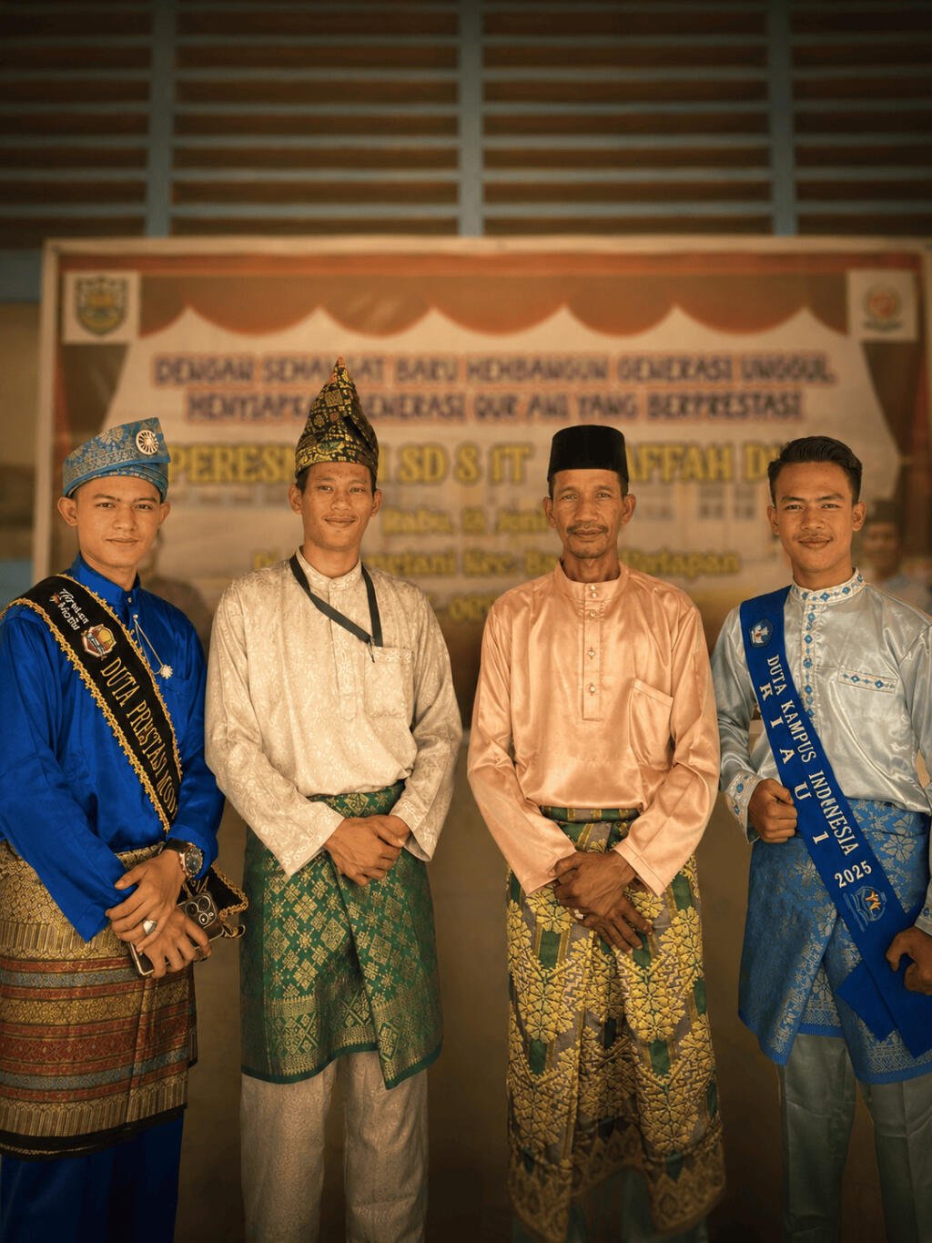 Potret sinematik tokoh muda Melayu bersama masyarakat adat dalam balutan pakaian tradisional Melayu-Minangkabau bernuansa hangat dan elegan.