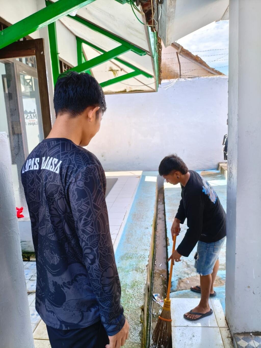 Wujudkan Lingkungan Bersih dan Sehat, Lapas Arjasa Gelar Aksi Bersih-Bersih Blok Hunian 9 3ec89984 ef06 4a3d bfdb 9a972b53d353