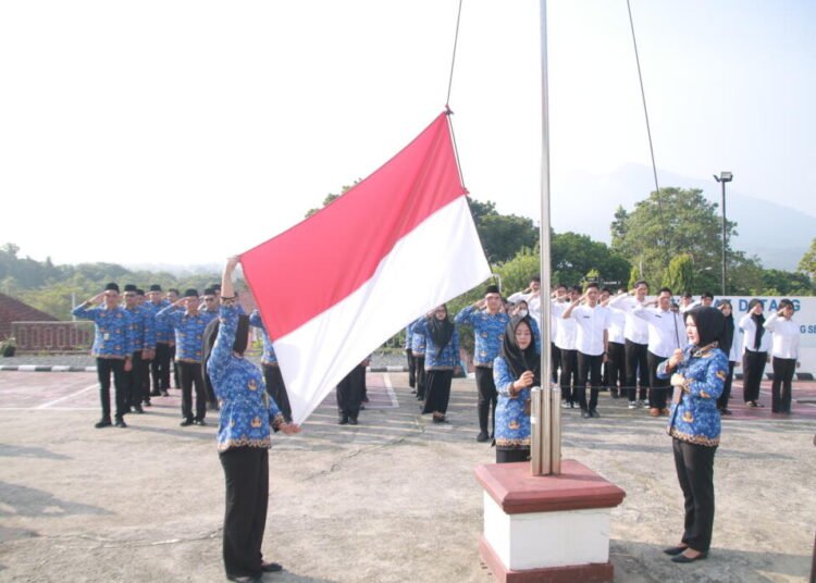Upacara Peringatan Hari Lahir Pancasila Tahun 2026 di halaman Kantor Pertanahan Kabupaten Lampung Selatan 6 IMG 3887