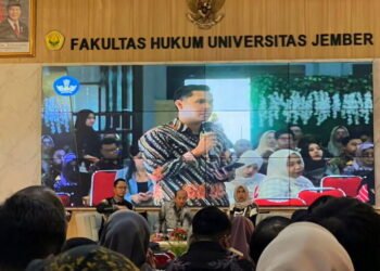 Sesi tanya jawab dalam kegiatan akademik di Fakultas Hukum Universitas Jember.