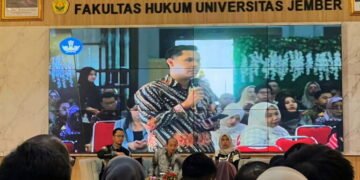 Sesi tanya jawab dalam kegiatan akademik di Fakultas Hukum Universitas Jember.