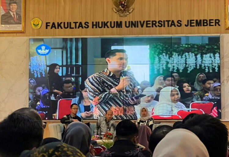 Sesi tanya jawab dalam kegiatan akademik di Fakultas Hukum Universitas Jember.