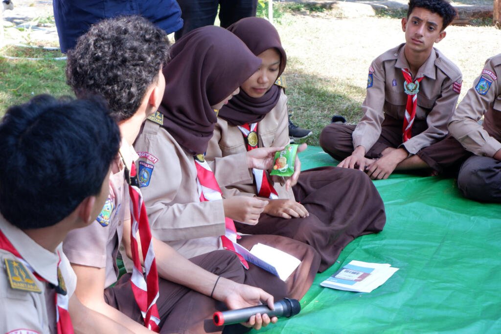 Melalui CEK KLIK, Anggota Saka POM Kota Bima Tingkatkan Literasi Keamanan Pangan Calon Peserta Jambore Nasional XII 7 Praktik Cek KLIK Pangan Olahan