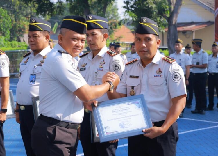 Kualitas Pelayanan Diapresiasi, Lapas Mojokerto Terima Penghargaan dari Menteri Imigrasi dan Pemasyarakatan RI 5 WhatsApp Image 2026 06 01 at 10.48.05