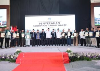 Menteri Nusron Minta Penerima Jadi Pionir Percepatan, Serahkan Lebih dari 1.000 Sertipikat Tanah Wakaf dalam ICOP 2026 1 WhatsApp Image 2026 06 06 at 20.14.17