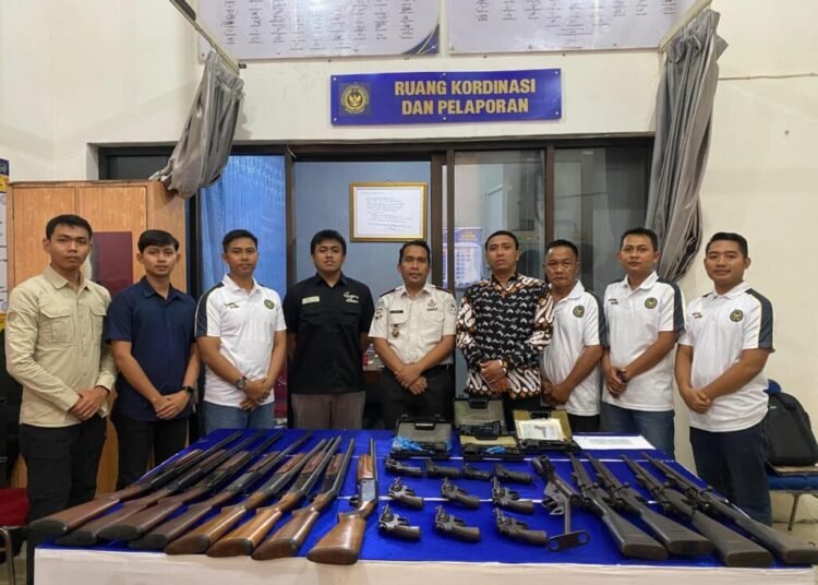 Perkuat Pengamanan, Lapas Mojokerto Laksanakan Pengecekan dan Perawatan Senpi Bersama Polres Mojokerto Kota 5 WhatsApp Image 2026 06 19 at 16.14.39