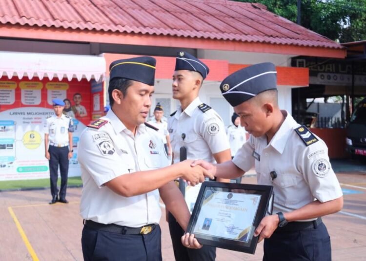 Apresiasi Kinerja, Kepala Lapas Mojokerto Serahkan Penghargaan Pegawai Teladan Triwulan II 2026 5 WhatsApp Image 2026 06 22 at 08.49.35