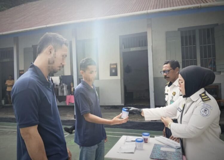 Tes Urine Petugas dan Warga Binaan, Lapas Bandanaira Tegaskan Komitmen Zero Narkoba 5 WhatsApp Image 2026 06 23 at 10.46.06