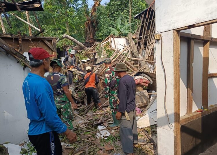Satgas TMMD ke-129 Kodim 0601/Pandeglang Gerak Cepat Bantu Korban Pohon Tumbang di Patia Saat Bangun Jalan Desa 6 1001177303