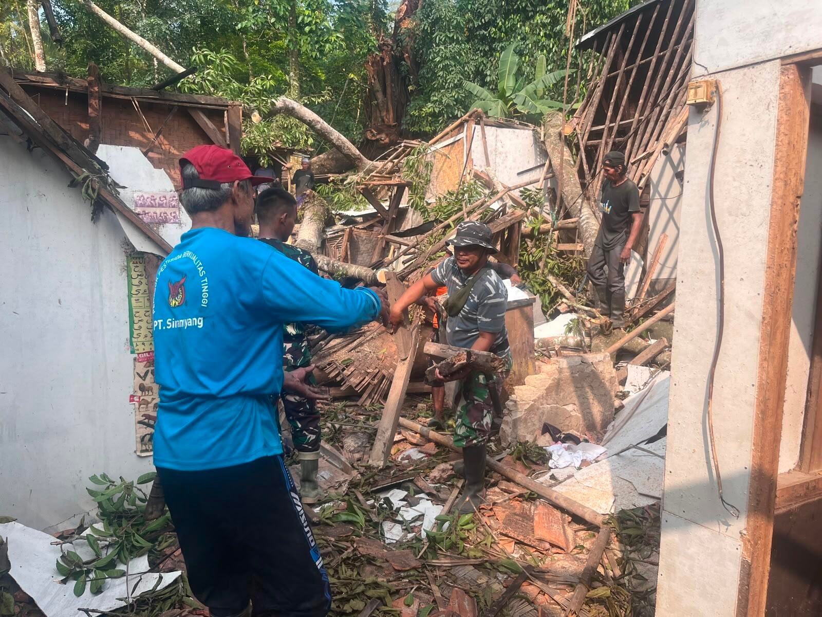 Satgas TMMD ke-129 Kodim 0601/Pandeglang Gerak Cepat Bantu Korban Pohon Tumbang di Patia Saat Bangun Jalan Desa 7 1001177709