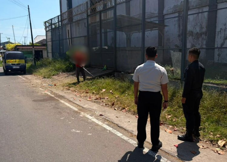 Jaga Keamanan dan Kebersihan Lingkungan, Rutan Bengkulu Lakukan Pembersihan Area Brandgang 5 6ddb7f45 7eb4 4d5c 8ce9 50ab7547b002 1