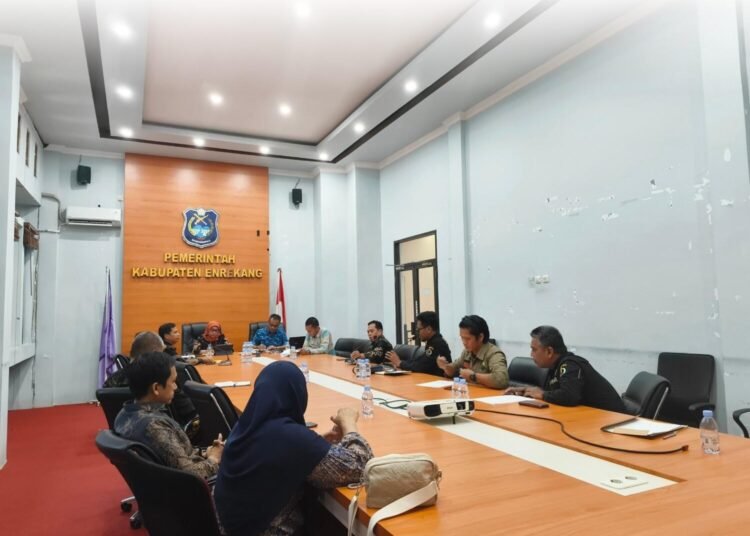 telah dilaksanakan Rapat Koordinasi Gugus Tugas Reforma Agraria (GTRA) Kabupaten Enrekang yang membahas pelaksanaan kegiatan Redistribusi Tanah 5 AAGVtcZw2Jk 178331823001