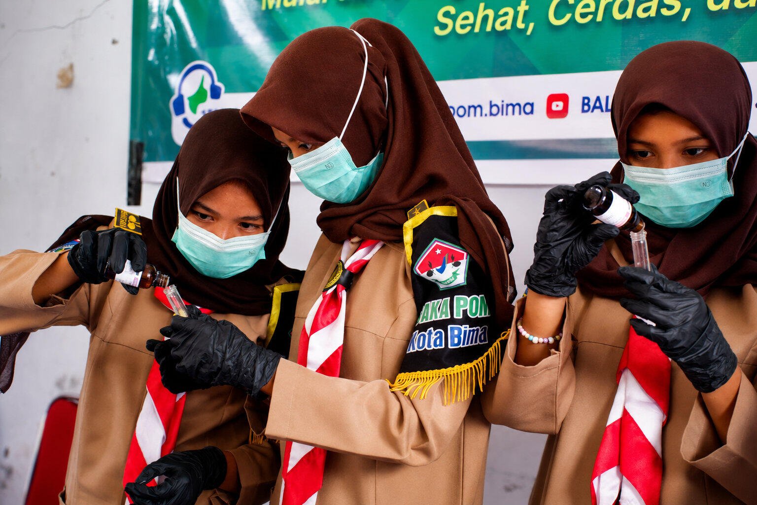 Anggota Saka POM Kota Bima Melakukan Demo Uji Cepat Bahan Berbahaya pada Pangan