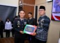 Juara I Creator AI Polres OKU Selatan Diserahkan pada Peringatan Hari Bhayangkara ke-80, Staf Humas MAN 1 OKU Selatan Raih Nilai Tertinggi 89,07 24 Penyerahan Hadiah Juara Oleh Kapolres OKU Selatan