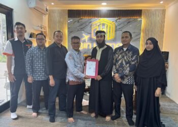 PT Yamani Indo Group Resmi Menjadi Provider Visa Arab Saudi, Perkuat Layanan Perjalanan Umrah 1 Momen Abdul Khafid berfoto dalam membangun hubungan kerja sama.